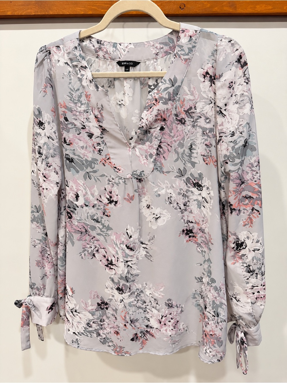 RW&CO. Light Gray Floral V-Neck Tie-Sleeve Blouse
